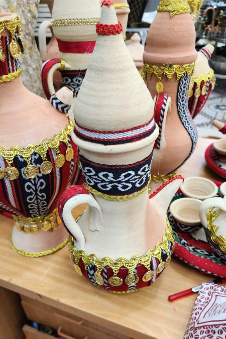 فخّارة بدوية طويلة بزخارف ذهبية